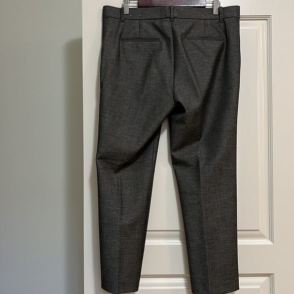Ann Taylor Ankle Pant in gray. Size 12 - Picture 2 of 6
